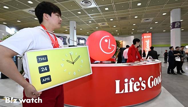 24일 서울 강남구 코엑스에서 열린 '월드IT쇼(WIS)' 2025에 참석한 LG전자 관계자가 휴대할 수 있는 포터블 디스플레이 스탠바이미2를 들고 관람객들의 눈길을 끌고 있다./사진=이명근 기자 qwe123@