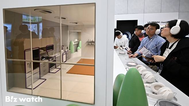 24일 서울 강남구 코엑스에서 열린 '월드IT쇼(WIS)' 2025에 참석한 관람객들이 LG전자 부스에서 디오라마로 구현된 AI 홈을 살펴보고 있다./사진=이명근 기자 qwe123@
