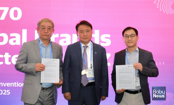 이투바이오 미국 시장에서 200만불 수출 계약 체결했다.&nbsp; 좌에서 부터 조원형 골드스푼 엠에스 대표, 김영환 충북도지사, 조태윤 이투바이오 대표이사.&nbsp;ⓒ이투바이오