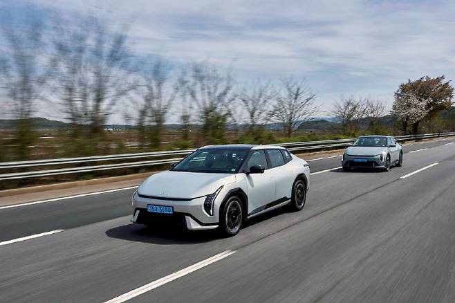 지난 23일 미디어 시승회에서 달리고 있는 더 기아 EV4. (사진=기아)