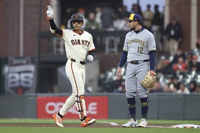 샌프란시스코 자이언츠 이정후가 밀워키 브루어스와 경기에서 안타를 때린 뒤 더그아웃에 있는 동료들에게 세리머니를 하고 있다. 사진=AP PHOTO