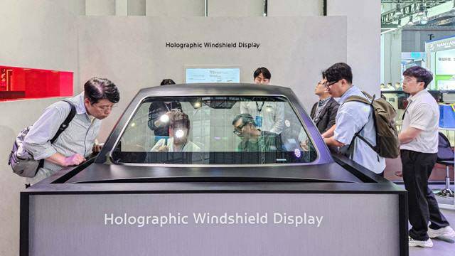 현대모비스 부스에서 한국 취재진이 ‘홀로그래픽 윈드쉴드 디스플레이’ 등 현대모비스가 내세운 신기술 등을 체험해보고 있다. (사진=한국자동차기자협회)