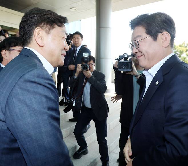 이재명 더불어민주당 대선 예비후보(오른쪽)가 24일 전북자치도 김제시 새만금33센터에서 열린 미래에너지 현장 간담회장에 도착해 김관영 전북특별자치도지사와 인사를 나누고 있다.(사진=뉴스1)