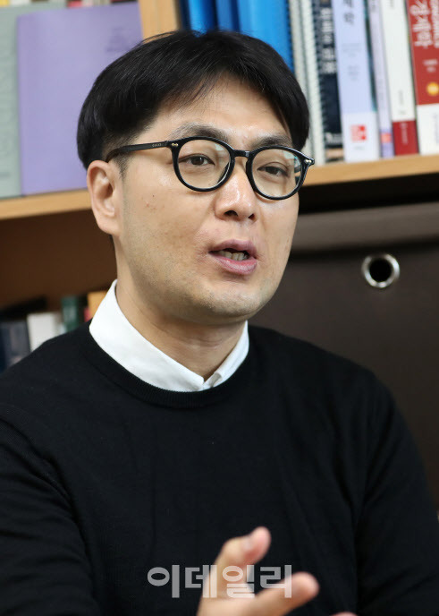 [이데일리 김태형 기자] 허준영 서강대 경제학부 교수가 24일 이데일리와의 인터뷰에서 저성장 기조에 빠진 한국 경제 전망에 대해 밝히고 있다.