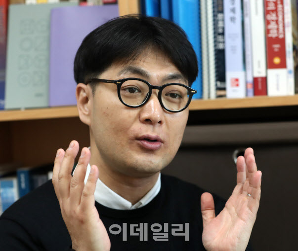 [이데일리 김태형 기자] 허준영 서강대 경제학부 교수가 24일 이데일리와의 인터뷰에서 저성장 기조에 빠진 한국 경제 전망에 대해 밝히고 있다.