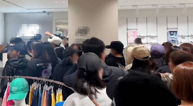 24일 인천시 미추홀구 관교동 롯데백화점 한 매장 앞에 인파가 몰린 모습. (사진=연합뉴스)