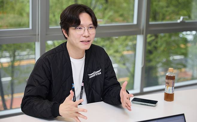 - 유저들 사이에서 논란이 되고 있는 대부분의 이슈는 모두 인지하고 있는 김 디렉터