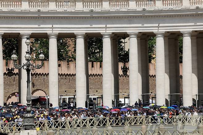 23일(현지시간) 프란치스코 교황의 관이 안치된 바티칸 성 베드로 대성당 외부에 신자들이 조문을 위해 기다리고 있다. 2025.4.23 ⓒ 로이터=뉴스1