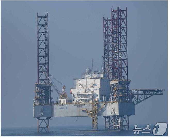 중국이 지난 2022년 서해의 한중 잠정조치수역(PMZ)에 설치한 대형 구조물로 중국은 이를 '심해 양식 관리 보조 시설'이라고 주장하고 있다.(엄태영 국민의힘 의원실 제공)