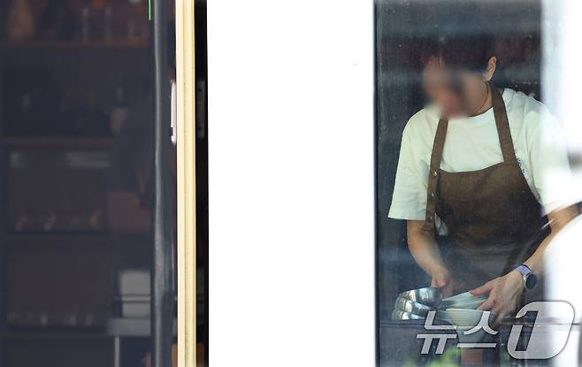 서울 종로구 한 식당에서 종업원이 일을 하고 있다. 2024.5.21/뉴스1 ⓒ News1 김명섭 기자