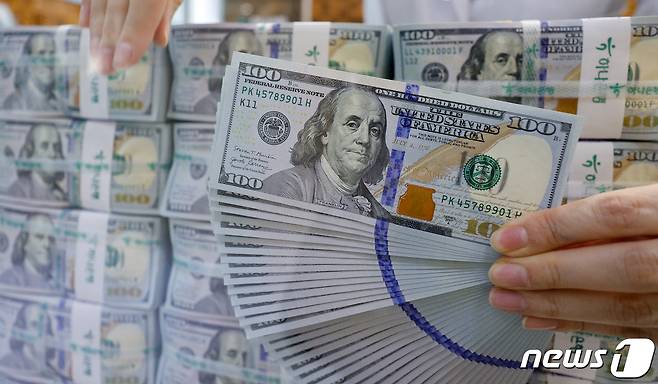 서울 중구 하나은행 명동점 위변조대응센터에서 직원이 달러화를 정리하고 있다. 2024.1.29/뉴스1 ⓒ News1 안은나 기자
