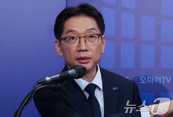 더불어민주당 제21대 대통령선거 경선에 나선 김경수 예비후보가 23일 오후 서울 여의도 오마이TV 스튜디오에서 열린 오마이TV 초청 토론회에서 모두발언을 하고 있다. 2025.4.23/뉴스1 ⓒ News1 국회사진취재단