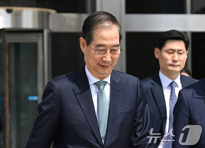 한덕수 대통령 권한대행 국무총리가 24일 오전 서울 여의도 국회에서 열린 본회의에서 추가경정예산안 시정연설 마치고 국회 본청을 나서고 있다. (공동취재) 2025.4.24/뉴스1 ⓒ News1 이재명 기자