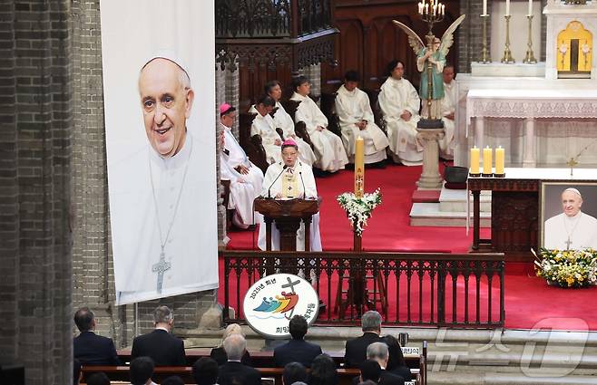 천주교 서울대교구장 정순택 대주교가 24일 오전 서울 중구 명동대성당에서 프란치스코 교황 추모 미사를 집전하고 있다. 2025.4.24/뉴스1 ⓒ News1 사진공동취재단