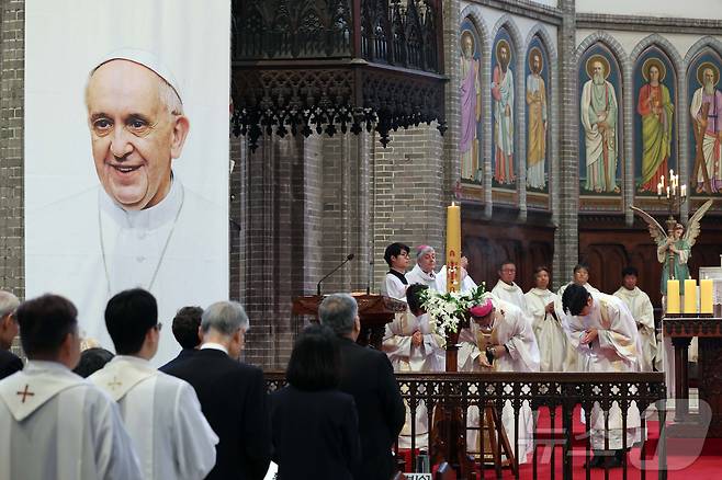 천주교 서울대교구장 정순택 대주교가 24일 오전 서울 중구 명동대성당에서 프란치스코 교황 추모 미사를 집전하고 있다. 2025.4.24/뉴스1 ⓒ News1 사진공동취재단