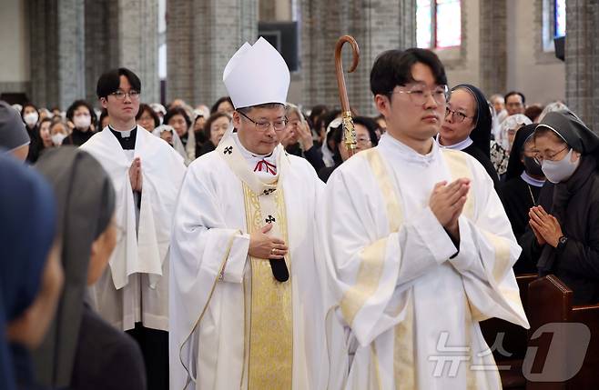 24일 오전 서울 중구 명동대성당에서 천주교 서울대교구장 정순택 대주교 주례로 프란치스코 교황 추모 미사가 거행되고 있다. 2025.4.24/뉴스1 ⓒ News1 사진공동취재단