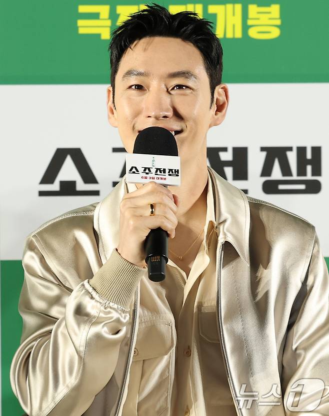 배우 이제훈이 24일 오전 서울 강남구 삼성동 메가박스 코엑스점에서 열린 영화 '소주전쟁' 제작보고회에 참석해 인사말을 하고 있다. 영화 ‘소주전쟁’은 1997년 IMF 외환위기, 소주 회사가 곧 인생인 재무이사 종록과 오로지 성과만 추구하는 글로벌 투자사 직원 인범이 대한민국 국민 소주의 운명을 걸고 맞서는 이야기를 그린다. 2025.4.24/뉴스1 ⓒ News1 권현진 기자