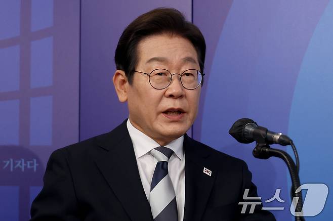더불어민주당 제21대 대통령선거 경선에 나선 이재명 예비후보가 23일 오후 서울 여의도 오마이TV 스튜디오에서 열린 오마이TV 초청 토론회에서 모두발언을 하고 있다. 2025.4.23/뉴스1 ⓒ News1 국회사진취재단