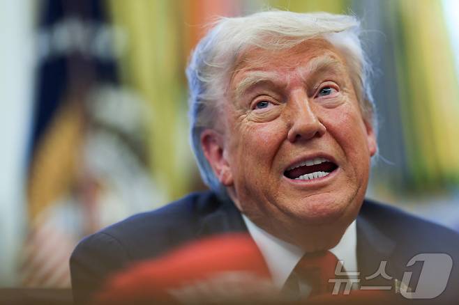 도널드 트럼프 미국 대통령이 23일(현지시간) 워싱턴DC 백악관 오벌오피스에서 기자들의 질문에 답하고 있다. ⓒ 로이터=뉴스1 ⓒ News1 류정민 특파원