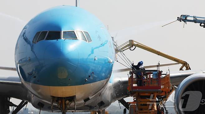 24일 오전 인천 중구 인천국제공항 대한항공 격납고에서 직원들이 봄을 맞아 항공기 동체를 세척하고 있다. 이날 세척한 항공기는 보잉 777-300ER 기종으로 대한항공의 새 도장이 적용된 기체다. ⓒ News1 장수영 기자
