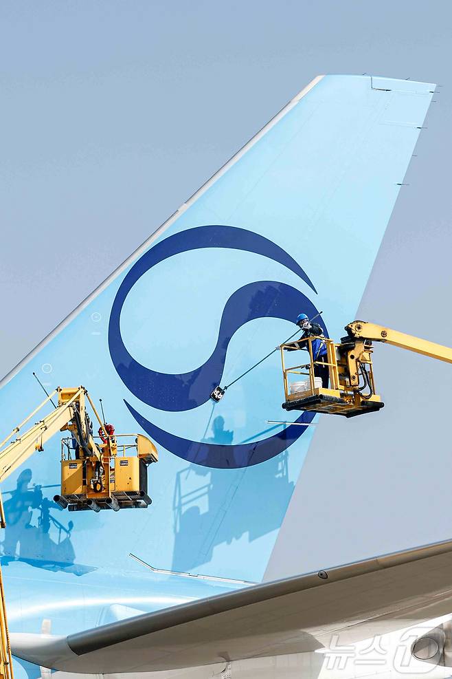 24일 오전 인천 중구 인천국제공항 대한항공 격납고에서 직원들이 봄을 맞아 항공기 동체를 세척하고 있다. 이날 세척한 항공기는 보잉 777-300ER 기종으로 대한항공의 새 도장이 적용된 기체다. (공동취재) ⓒ News1 장수영 기자