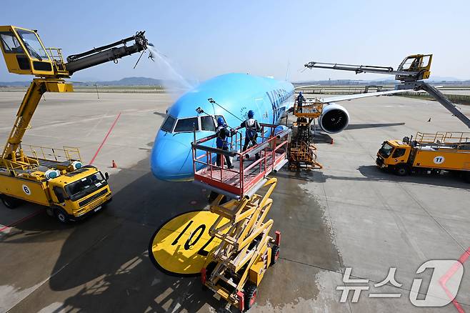 24일 오전 인천 중구 인천국제공항 대한항공 격납고에서 직원들이 봄을 맞아 항공기 동체를 세척하고 있다. 이날 세척한 항공기는 보잉 777-300ER 기종으로 대한항공의 새 도장이 적용된 기체다. (공동취재) 2025.4.24/뉴스1 ⓒ News1 장수영 기자