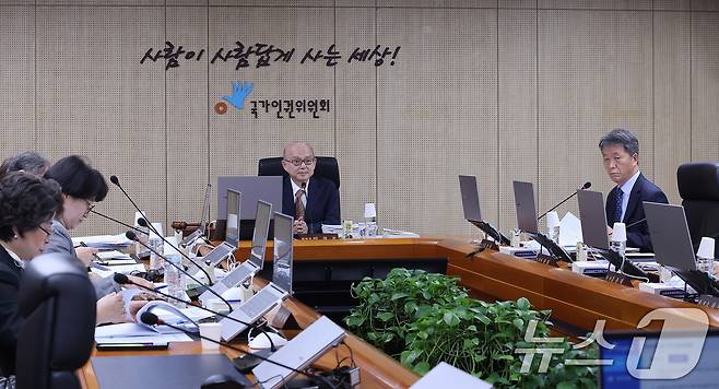 안창호 국가인권위원장이 서울 중구 국가인권위원회에서 전원위원회를 주재하고 있다. 오른쪽은 김용원 국가인권위원회 상임위원. 2025.3.24/뉴스1 ⓒ News1 박지혜 기자