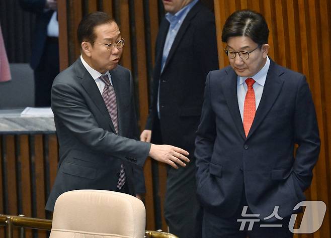 권영세 국민의힘 비상대책위원장과 권성동 원내대표가 24일 서울 여의도 국회에서 열린 추가경정예산안 제출과 관련한 시정 연설에 참석하며 대화하고 있다. (공동취재) 2025.4.24/뉴스1 ⓒ News1 이재명 기자