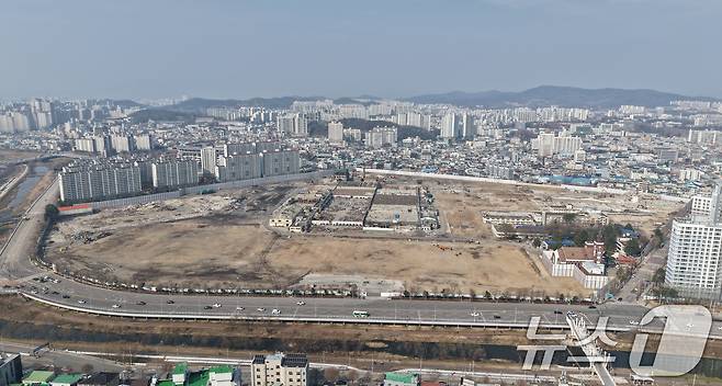 10일 복합쇼핑몰 ‘더현대 광주’ 개발이 예정된 광주 북구 임동 전방·일신방직 부지의 철거공사가 마무리 단계에 접어들었다. 부지면적 3만2364㎡에 지하 6층∼지상 8층, 높이 60m 규모로 조성되는 복합쇼핑몰에는 쇼핑·문화·여가 시설이 포함된다. 2025.3.10/뉴스1 ⓒ News1 김태성 기자