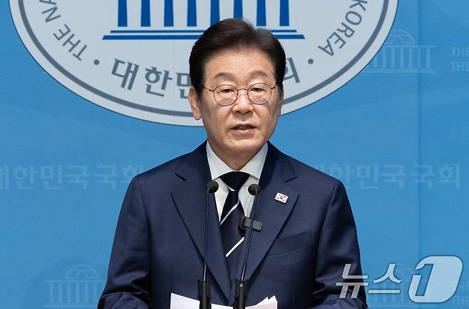 제21대 대통령선거에 출마를 선언한 이재명 더불어민주당 전 대표가 11일 오전 서울 여의도 국회 소통관에서 기자회견을 열고 비전 및 캠프 인선을 발표하고 있다. 2025.4.11/뉴스1 ⓒ News1 이재명 기자