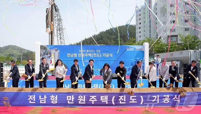 김영록 전라남도지사가 24일 진도읍 남동리 전남형 만원주택 사업부지에서 주요 내빈 들과 ‘전남형 만원주택’ 기공을 축하하는 시삽을 하고 있다.(전남도 제공. 재판매 및 DB금지) 2025.4.24/뉴스1