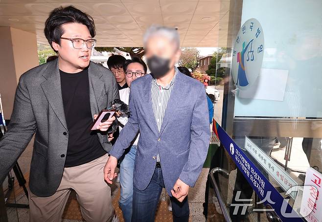 '경북 산불'을 유발해 산림보호법상 실화 혐의를 받는 50대가 24일 오후 대구지법 의성지원에서 열린 구속 전 피의자 심문(영장실질심사)으르 받기 위해 출석하고 있다. 2025.4.24/뉴스1 ⓒ News1 공정식 기자