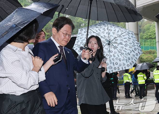 대권 도전에 나선 이재명 더불어민주당 전 대표가 22일 오전 서울 서초구 서울중앙지방법원에서 열린 '대장동 배임 및 성남FC 뇌물' 1심 속행 공판에 출석하고 있다. 2025.4.22/뉴스1 ⓒ News1 오대일 기자