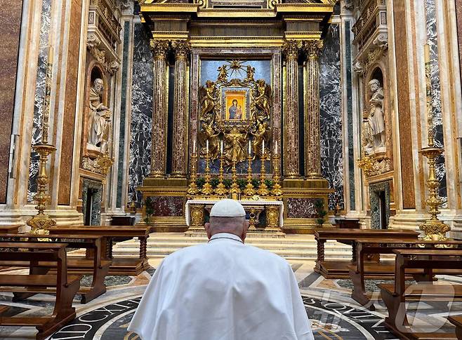 지난 12일(현지시간) 프란치스코 교황이 산타 마리아 마조레 대성전을 찾은 모습. 25.04.12 ⓒ AFP=뉴스1 ⓒ News1 김예슬 기자