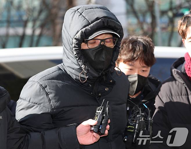 2018년 지방선거 당시 공천을 받게 해주겠다며 거액을 수수한 혐의를 받는 무속인 '건진법사' 전성배 씨가 9일 서울 양천구 남부지방법원에서 열린 구속 전 피의자심문(영장실질심사)에 출석하고 있다. 2025.1.9/뉴스1 ⓒ News1 송원영 기자