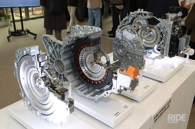 차세대 하이브리드 시스템용 변속기를 분해한 모습