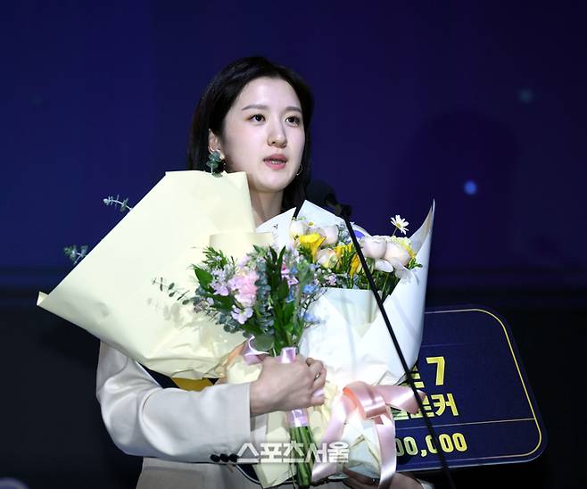 여자부 베스트7 미들블로커상을 현대건설 이다현이 14일 서울 서대문구 스위스 그랜드 호텔에서 열린 2024~2025 V-리그 시상식에서 소감을 밝히고 있다. 최승섭기자 thunder@sportsseoul.com