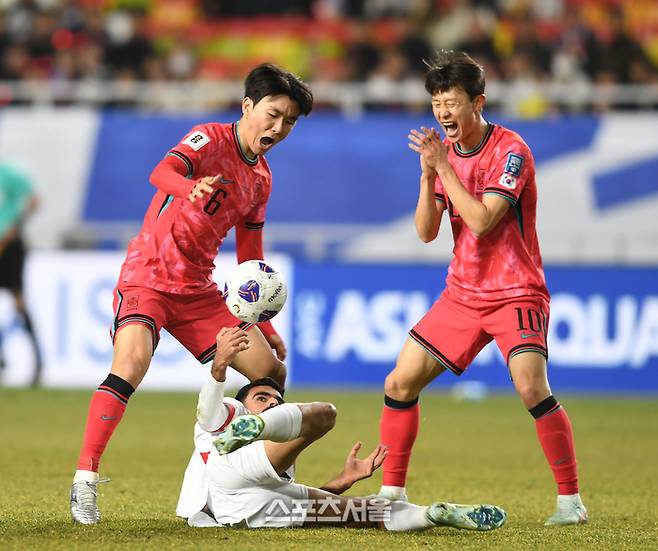 황인범이 요르단과 경기에서 상대 수비와 볼경합하고 있다.