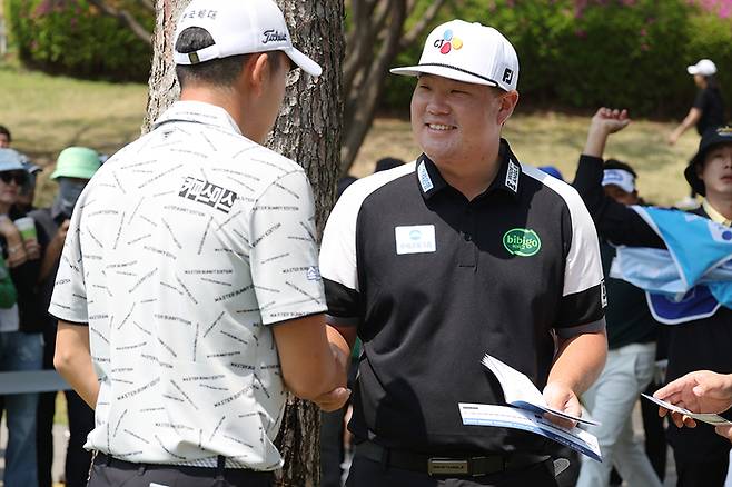 PGA투어에서 활약 중인 임성재(오른쪽)가 24일 서원밸리에서 열린 KPGA투어 우리금융 챔피언십에 출전해 개막전 우승자 김백준과 인사하고 있다. 사진 | KPGA