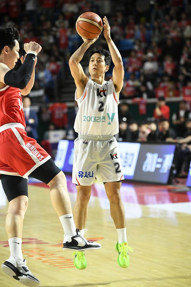 KT 허훈이 23일 잠실학생체육관에서 열린 2024~2025 KCC 프로농구 4강 플레이오프 1차전 SK전에서 3점슛을 던지고 있다. 사진 | KBL
