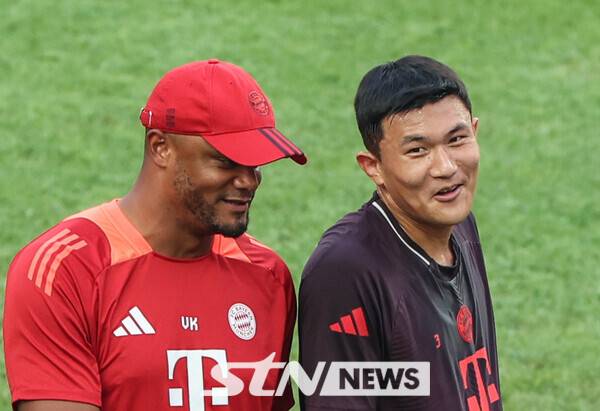 FC 바이에른 뮌헨 김민재와 뱅상 콤파니 감독이 2일 서울 마포구 상암월드컵 경기장에서 쿠팡플레이 시리즈 2경기 토트넘 홋스퍼 대 FC 바이에른 뮌헨의 경기를 앞두고 열린 오픈 트레이닝에서 훈련 도중 이야기를 나누고 있다. 사진┃뉴시스