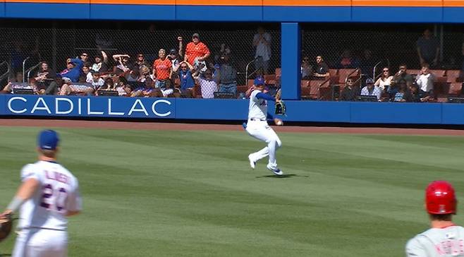 뉴욕 메츠 우익수 후안 소토가 24일(한국시각) 필라델피아 필리스전에서 2-2 동점이던 8회초 수비 때 2사 1,2루서 맥스 케플러가 친 안타를 잡아 홈으로 송구하고 있다. 사진=MLB.TV 캡처