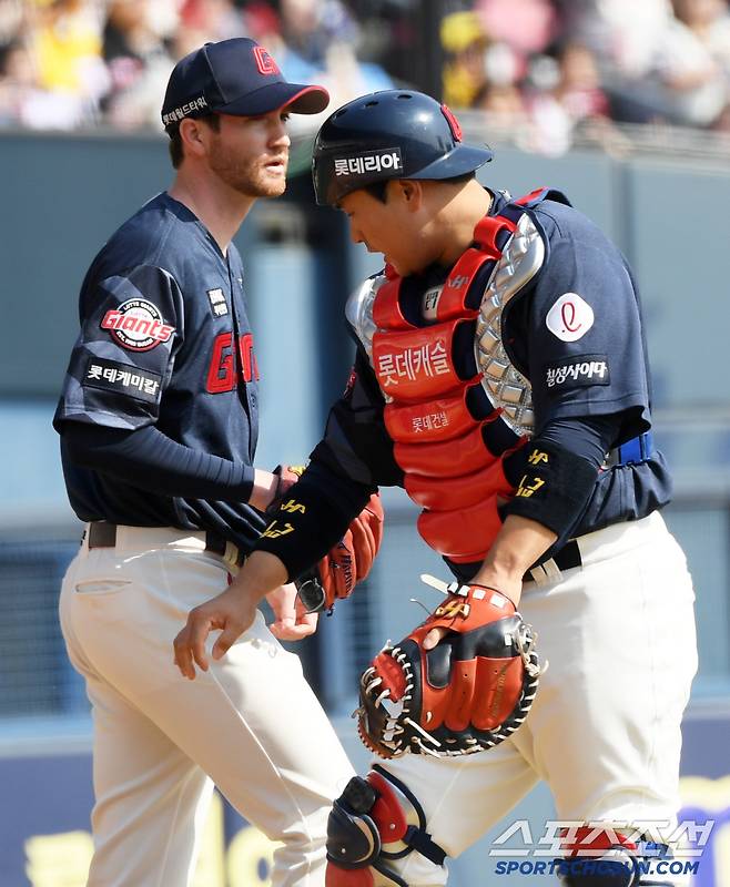 22일 잠실구장에서 열린 LG 트윈스와 롯데 자이언츠의 경기. 롯데 반즈, 유강남이 숨을 고르고 있다. 잠실=박재만 기자 pjm@sportschosun.com/2025.03.22/