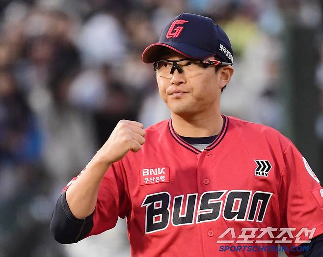 5회 실점 위기를 넘기고 주먹을 쥐어보이는 롯데 박세웅.