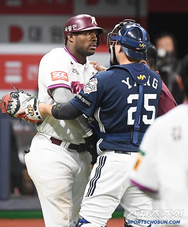 23일 서울 고척스카이돔에서 열린 두산-키움전. 4회말 무사 푸이그가 김유성의 얼굴쪽 위협구에 발끈하자 양의지가 달려와 말리고 있다. 고척=정재근 기자 cjg@sportschosun.com/2025.4.23/