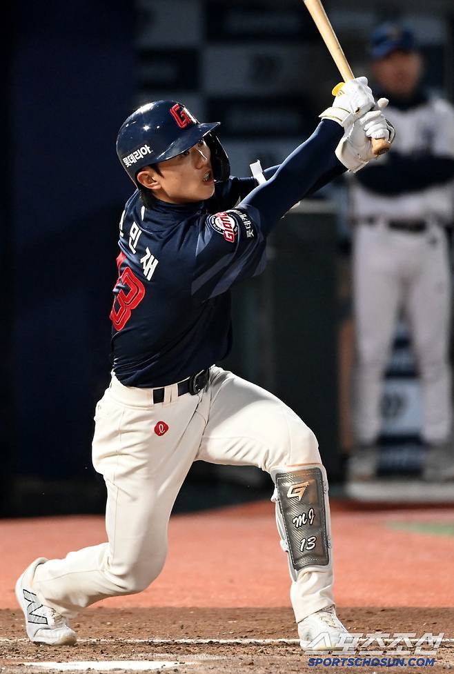 11일 부산 사직구장에서 열린 롯데와 NC의 경기, 롯데 전민재가 타격을 하고 있다. 부산=허상욱 기자wook@sportschosun.com/2025.04.11/