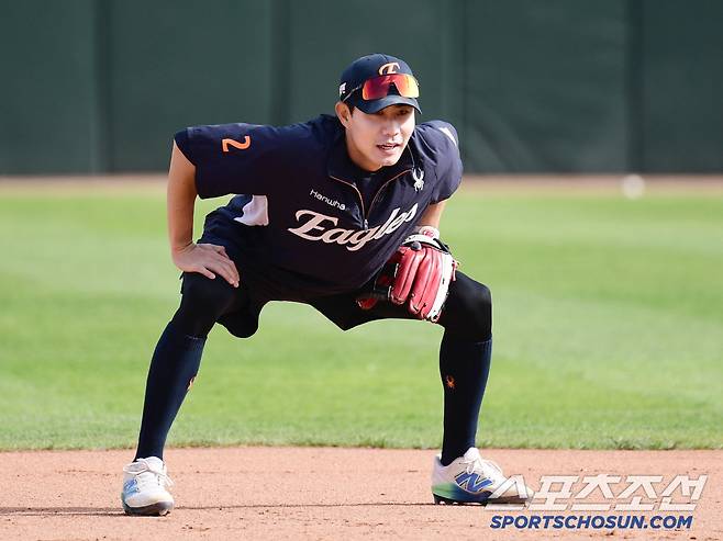 24일 부산 사직야구장에서 열리는 롯데와 한화의 경기. 수비 훈련을 하고 있는 심우준. 부산=송정헌 기자songs@sportschosun.com/2025.04.24/