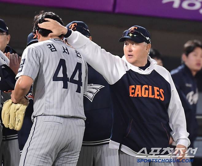23일 부산 사직야구장에서 열린 롯데와 한화의 경기. 한화가 롯데에 승리했다. 경기 종료 후 김서현 축하해주는 김경문 감독. 부산=송정헌 기자songs@sportschosun.com/2025.04.23/