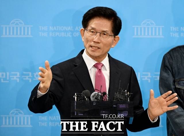 김문수 전 고용노동부 장관이 9일 오전 서울 여의도 국회 소통관에서 취재진의 질문에 답변을 하고 있다./배정한 기자