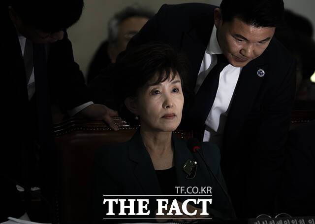 박선영 진화위원장이 신정훈 행안위원장의 퇴장 지시를 거부하고 있다.